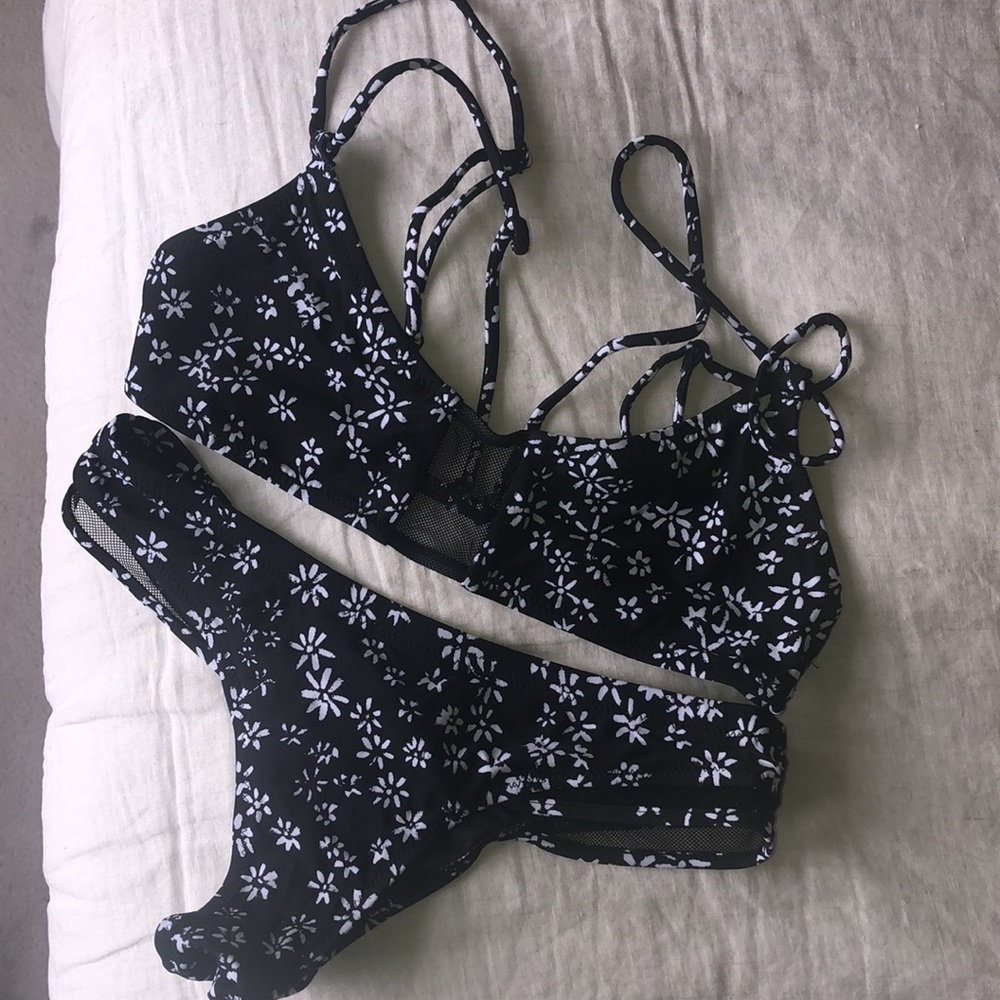 Bikini - Picture 11 of 12